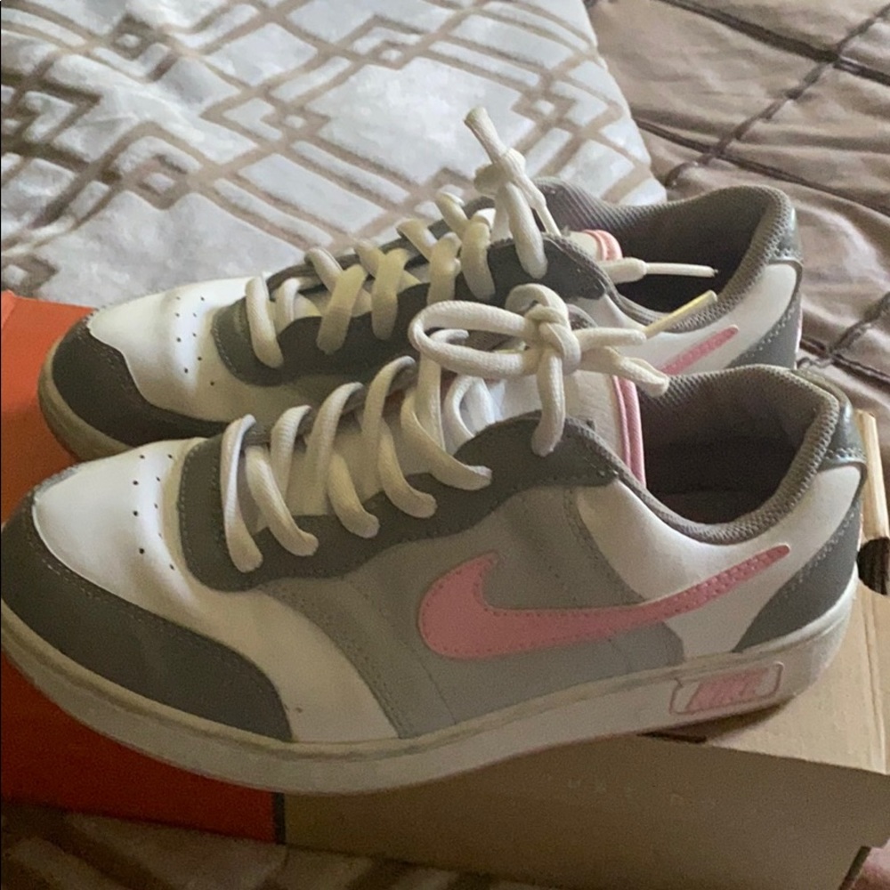 Dunk Lows. Pink and white 6Y